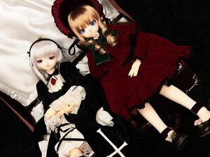 Rating: Safe Score: 0 Tags: 2girls barefoot blonde_hair blue_eyes doll dress feet flower long_hair multiple_dolls multiple_girls red_dress rose shinku silver_hair sitting suigintou tagme User: admin