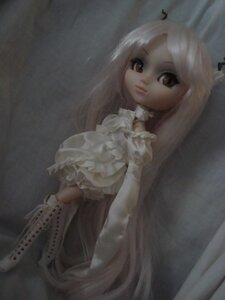 Rating: Safe Score: 0 Tags: 1girl breasts brown_eyes dark doll dress expressionless frills gloves kirakishou long_hair looking_at_viewer photo solo white_dress white_gloves white_hair User: admin
