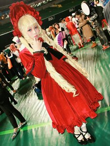 Rating: Safe Score: 0 Tags: black_hair blonde_hair blue_eyes dress flower frills hat mary_janes multiple_boys multiple_girls red_dress shinku solo standing User: admin