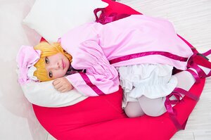 Rating: Safe Score: 0 Tags: 1girl blonde_hair bow couch dress hat hinaichigo in_box lips looking_at_viewer lying on_side pantyhose pink_dress pink_footwear ribbon solo User: admin