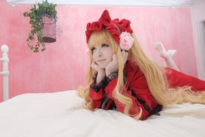 Rating: Safe Score: 0 Tags: 1girl blonde_hair blue_eyes bonnet chin_rest dress flower head_rest long_hair long_sleeves pink_flower red_dress shinku solo User: admin