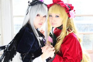 Rating: Safe Score: 0 Tags: 2girls black_wings blonde_hair blue_eyes dress feathers flower hairband holding_hands lips long_hair long_sleeves looking_at_viewer multiple_cosplay multiple_girls rose sisters smile suigintou tagme upper_body window wings User: admin