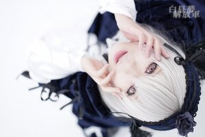 Rating: Safe Score: 0 Tags: 1girl bangs black_hairband blurry blurry_foreground depth_of_field flower frills hairband long_sleeves looking_at_viewer rose smile solo suigintou User: admin