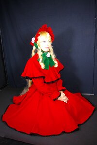 Rating: Safe Score: 0 Tags: 1girl blonde_hair blue_eyes bonnet bow bowtie capelet dress flower green_bow long_hair long_sleeves looking_at_viewer rose shinku sitting solo v_arms User: admin