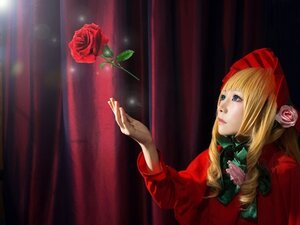 Rating: Safe Score: 0 Tags: 1girl blonde_hair blue_eyes bonnet curtains dress drill_hair flower lips long_hair long_sleeves pink_flower pink_rose red_capelet red_dress red_flower red_rose rose shinku solo upper_body User: admin