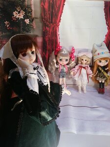 Rating: Safe Score: 0 Tags: 3girls blonde_hair brown_hair curtains doll dress flower hat long_hair multiple_dolls multiple_girls sitting tagme User: admin