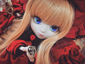 Rating: Safe Score: 0 Tags: 1girl bangs blonde_hair blue_eyes bow doll eyelashes flower holding_flower lips long_hair looking_at_viewer pink_rose red_dress red_flower red_rose rose shinku smile solo User: admin