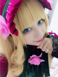 Rating: Safe Score: 0 Tags: 1girl bangs blonde_hair blue_eyes bow flower hat lips long_hair looking_at_viewer pink_flower realistic rose shinku solo User: admin