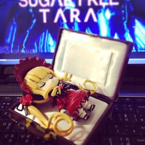 Rating: Safe Score: 0 Tags: 1girl blonde_hair bonnet bookshelf chibi closed_eyes doll dress drill_hair flower long_hair photo_background red_dress rose shinku sleeping solo twintails User: admin