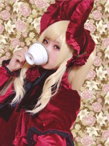 Rating: Safe Score: 0 Tags: 1girl bangs blonde_hair blue_eyes bonnet cup flower hat hat_flower holding_flower long_hair looking_at_viewer pink_flower pink_rose purple_rose red_capelet red_flower red_rose rose rose_print shinku solo teacup thorns traditional_media upper_body white_flower white_rose yellow_flower yellow_rose User: admin