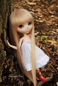 Rating: Safe Score: 0 Tags: 1girl blonde_hair blue_eyes child doll dress lips long_hair shinku solo standing white_dress User: admin