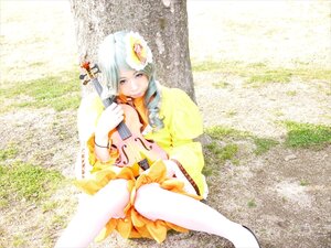 Rating: Safe Score: 0 Tags: 1girl blue_eyes flower hair_flower hair_ornament instrument kanaria long_hair pantyhose solo yellow_dress User: admin
