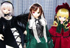 Rating: Safe Score: 0 Tags: 3girls black_ribbon blonde_hair doll dress flower frills hairband heterochromia long_hair long_sleeves looking_at_viewer multiple_dolls multiple_girls red_eyes rose shinku silver_hair suigintou suiseiseki tagme twintails wings User: admin