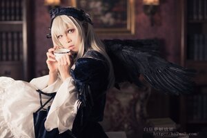 Rating: Safe Score: 0 Tags: 1girl angel_wings black_wings blonde_hair blurry blurry_background bookshelf depth_of_field dress feathered_wings hairband holding indoors long_hair long_sleeves looking_at_viewer solo suigintou wings User: admin