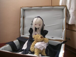 Rating: Safe Score: 0 Tags: 1girl black_dress bouquet doll dress flower frills hairband long_hair long_sleeves red_eyes rose sitting solo suigintou User: admin