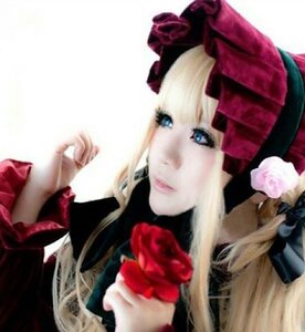 Rating: Safe Score: 0 Tags: 1girl bangs blonde_hair blue_eyes blurry blurry_foreground depth_of_field flower lips profile red_flower red_rose rose shinku solo upper_body User: admin