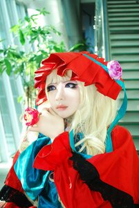 Rating: Safe Score: 0 Tags: 1girl bangs blonde_hair blue_eyes blurry bonnet bow flower indoors lips long_hair long_sleeves looking_at_viewer rose shinku solo upper_body window User: admin