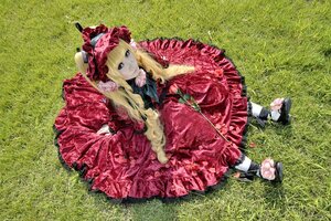 Rating: Safe Score: 0 Tags: 1girl blonde_hair blue_eyes bonnet bow dress flower grass long_hair long_sleeves red_dress rose shinku solo User: admin