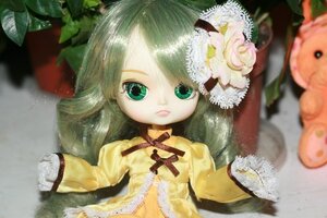 Rating: Safe Score: 0 Tags: 1girl blurry blurry_foreground depth_of_field doll dress drill_hair flower green_eyes green_hair hair_ornament kanaria long_hair photo rose solo stuffed_animal teddy_bear User: admin