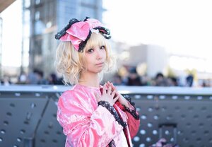 Rating: Safe Score: 0 Tags: 1girl blonde_hair blurry blurry_background blurry_foreground bow building day depth_of_field hair_bow hinaichigo japanese_clothes kimono lips looking_at_viewer outdoors photo short_hair solo upper_body User: admin