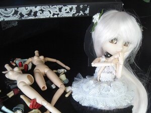 Rating: Safe Score: 0 Tags: 1girl black_background doll dress flower hands lace long_hair rose solo suigintou very_long_hair white_dress white_flower white_hair white_rose yellow_eyes User: admin