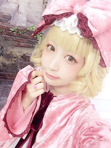 Rating: Safe Score: 0 Tags: 1girl blonde_hair bow eyelashes hands hat hinaichigo lips looking_at_viewer short_hair smile solo upper_body User: admin