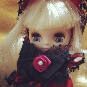 Rating: Safe Score: 0 Tags: 1girl black_eyes doll face hat looking_at_viewer portrait shinku solo User: admin