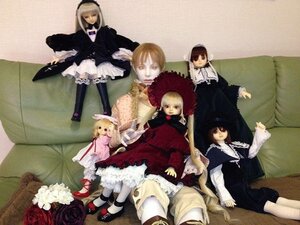 Rating: Safe Score: 0 Tags: 4girls 6+girls blonde_hair closed_eyes couch doll dress flower hat multiple_boys multiple_dolls multiple_girls red_rose rose short_hair tagme User: admin