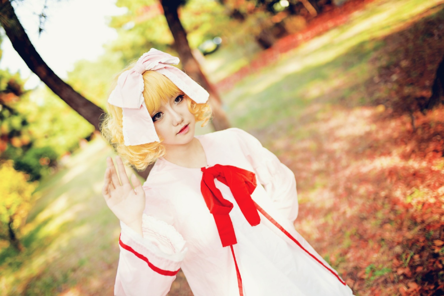 1girl 3d blonde_hair blue_eyes blurry blurry_background depth_of_field dress hinaichigo kagamine_rin lips looking_at_viewer outdoors red_lips ribbon solo striped tree veil white_dress