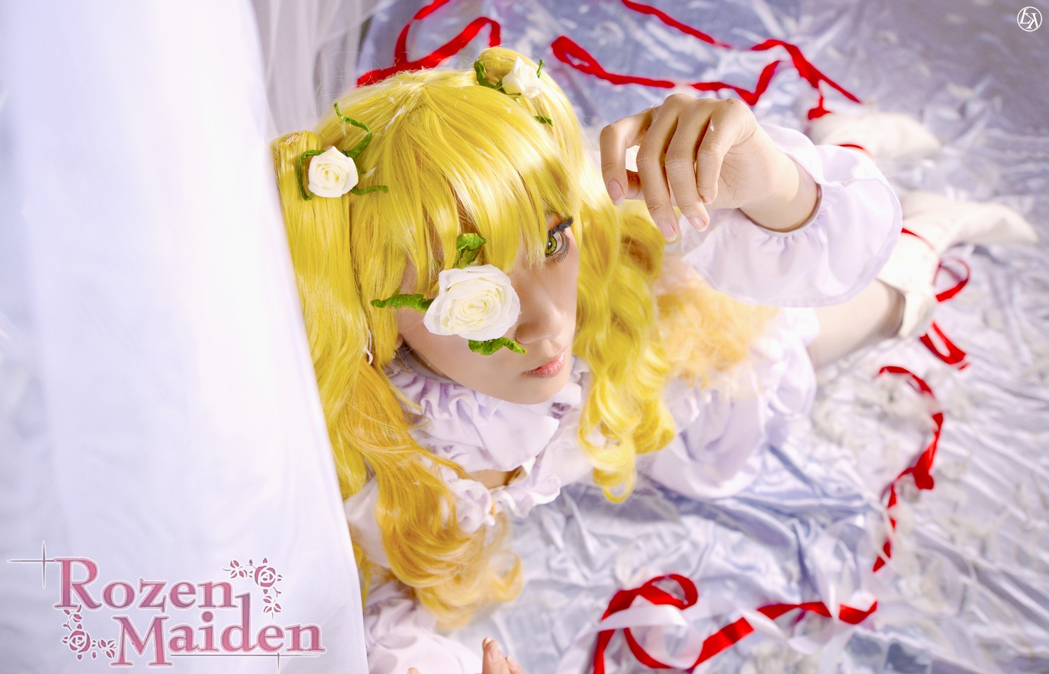 1girl artist_name blonde_hair blurry depth_of_field flower frills hair_flower hair_ornament hair_ribbon kirakishou lips long_hair red_lips red_ribbon ribbon rose solo white_flower white_rose wrist_cuffs wrist_ribbon yellow_eyes