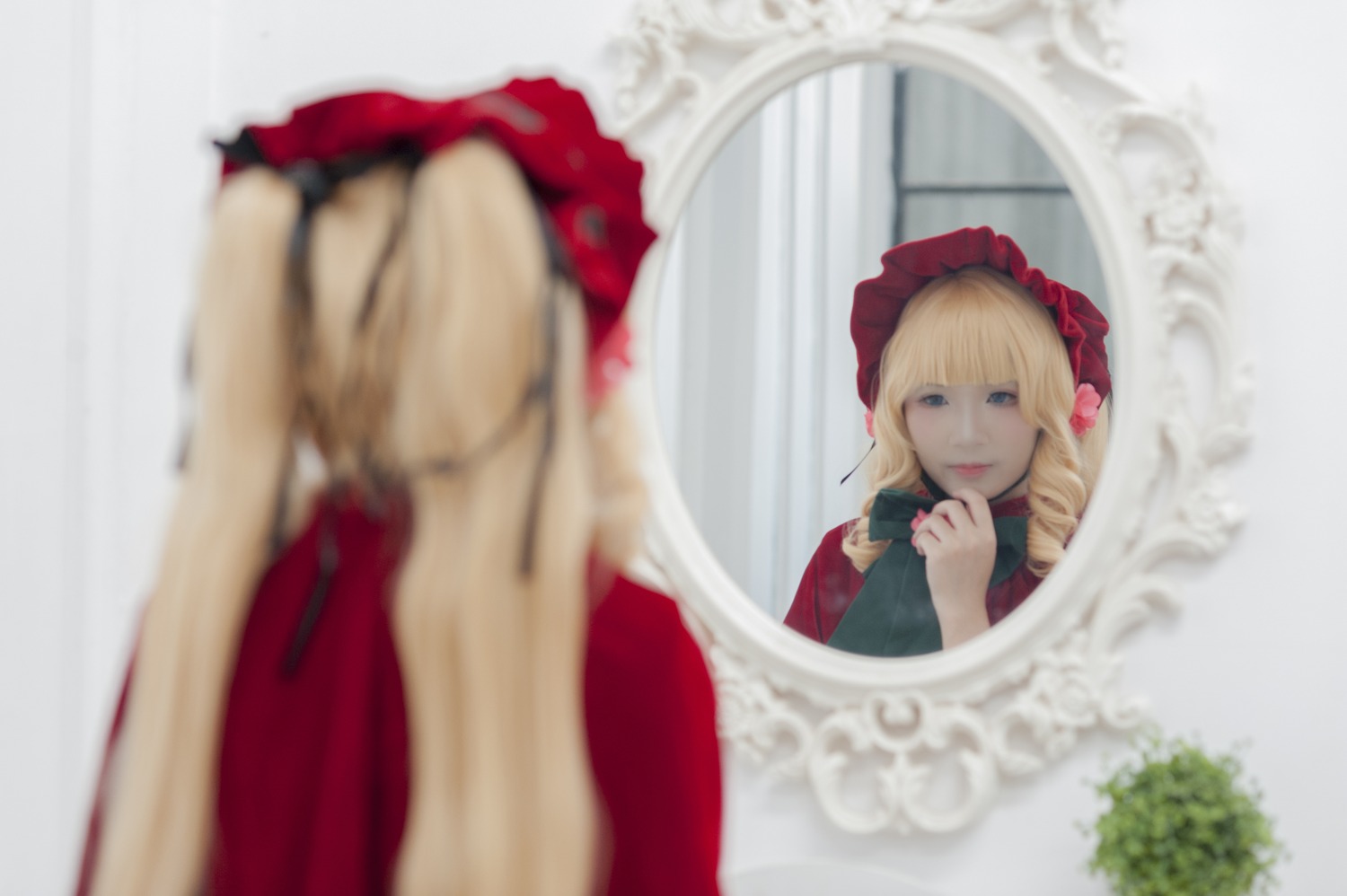1girl blonde_hair blue_eyes blurry blurry_background blurry_foreground bonnet depth_of_field dress long_hair reflection shinku solo