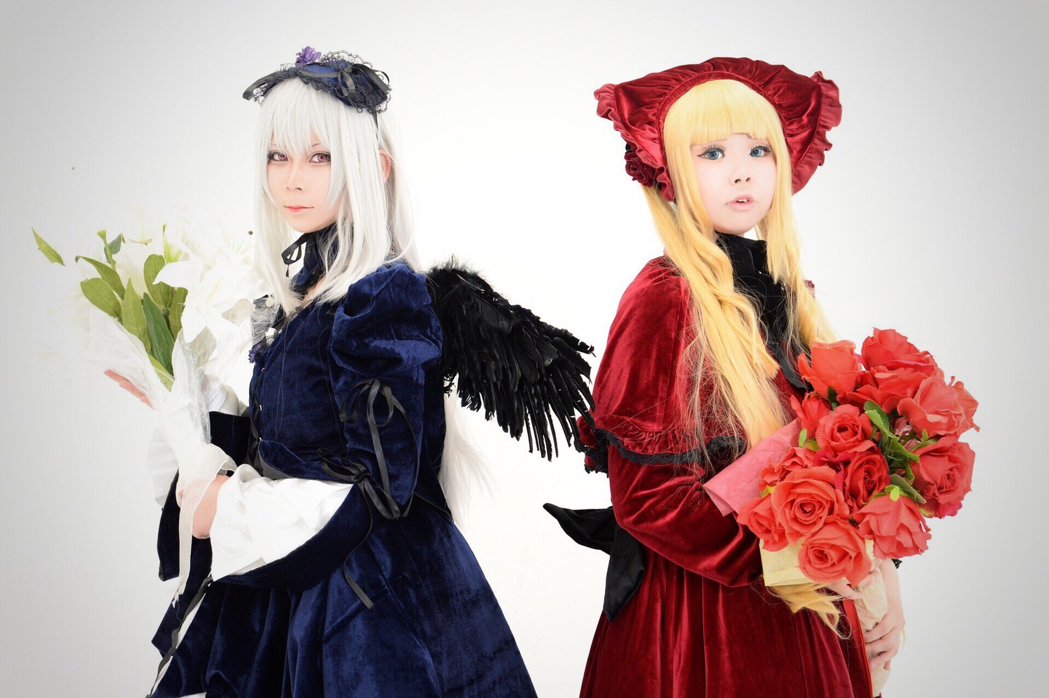 2girls blonde_hair blue_eyes bouquet dress flower hat lips long_hair long_sleeves looking_at_viewer multiple_cosplay multiple_girls red_flower red_rose rose suigintou tagme
