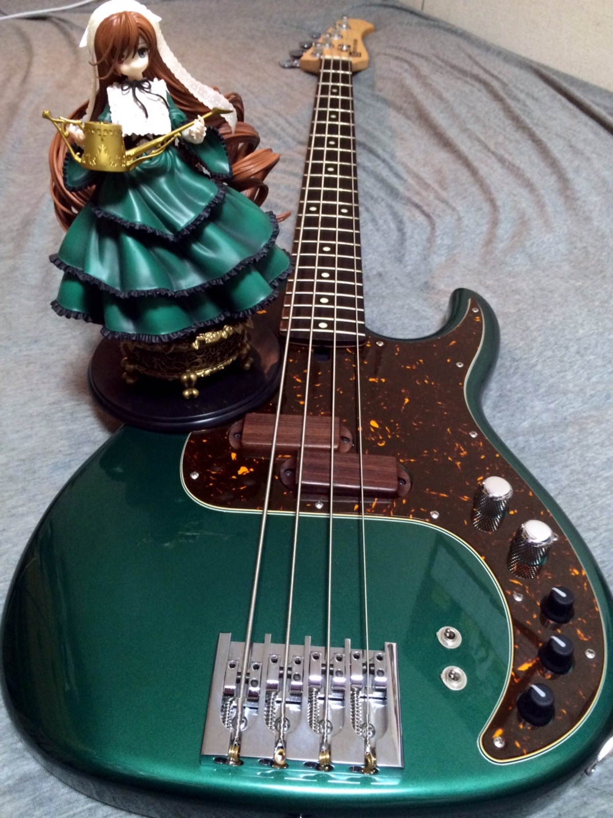 1girl bow_(instrument) brown_hair doll dress frills green_dress instrument long_hair music musical_note piano playing_instrument solo suiseiseki violin