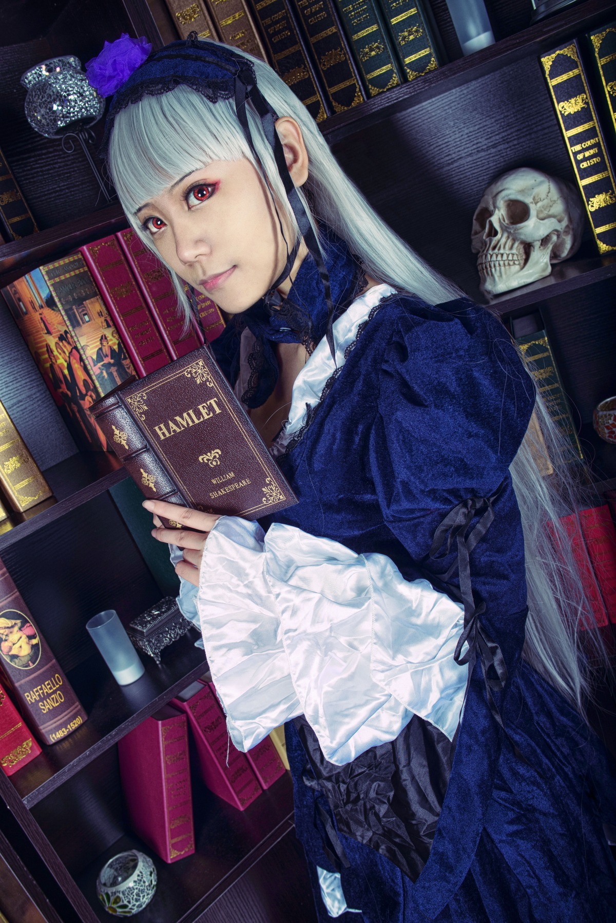 1girl auto_tagged bangs blunt_bangs dress frills gothic_lolita hairband lolita_fashion long_hair red_eyes solo suigintou