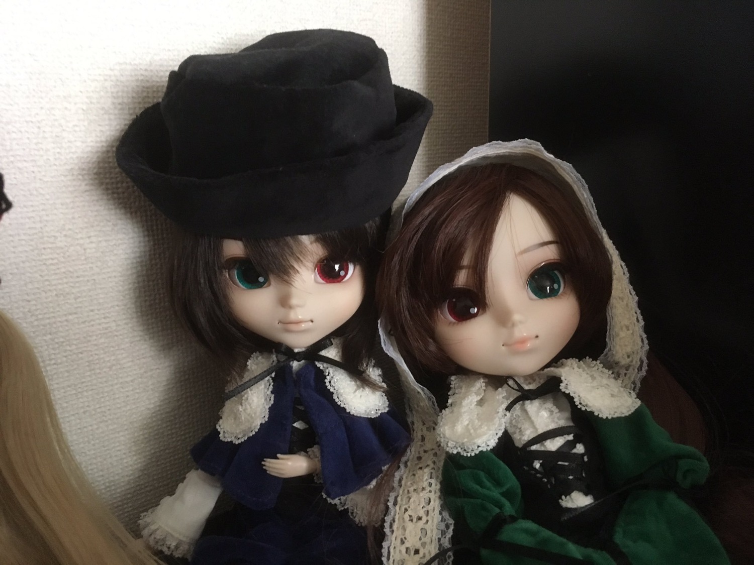2girls blue_eyes brown_hair doll dress green_dress hat heterochromia long_hair long_sleeves looking_at_viewer multiple_dolls multiple_girls red_eyes siblings sisters smile souseiseki suiseiseki tagme twins upper_body