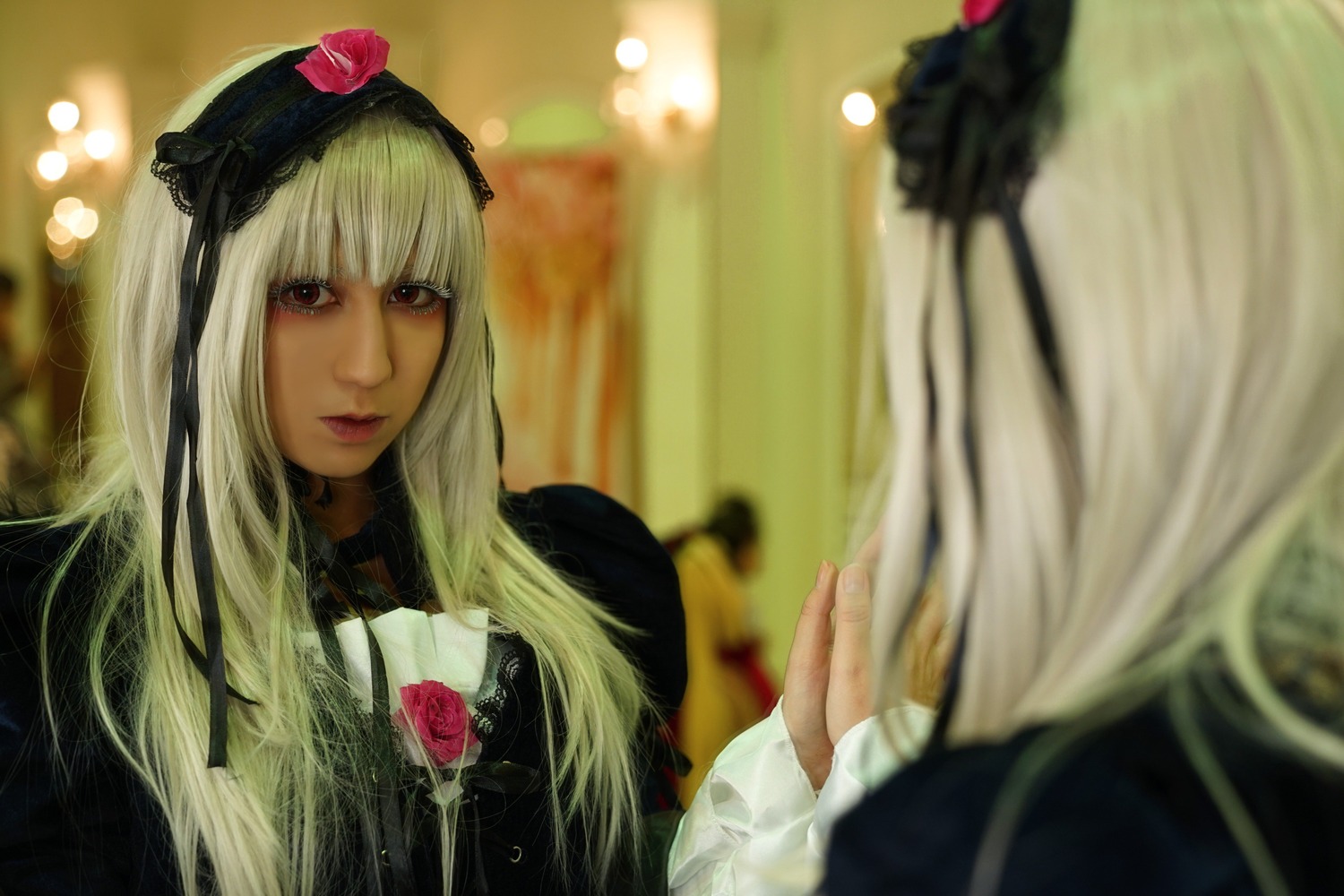 2girls bangs blonde_hair blurry blurry_background depth_of_field dress flower hat lips lolita_fashion long_hair long_sleeves looking_at_another multiple_cosplay multiple_girls red_rose rose shinku silver_hair suigintou tagme