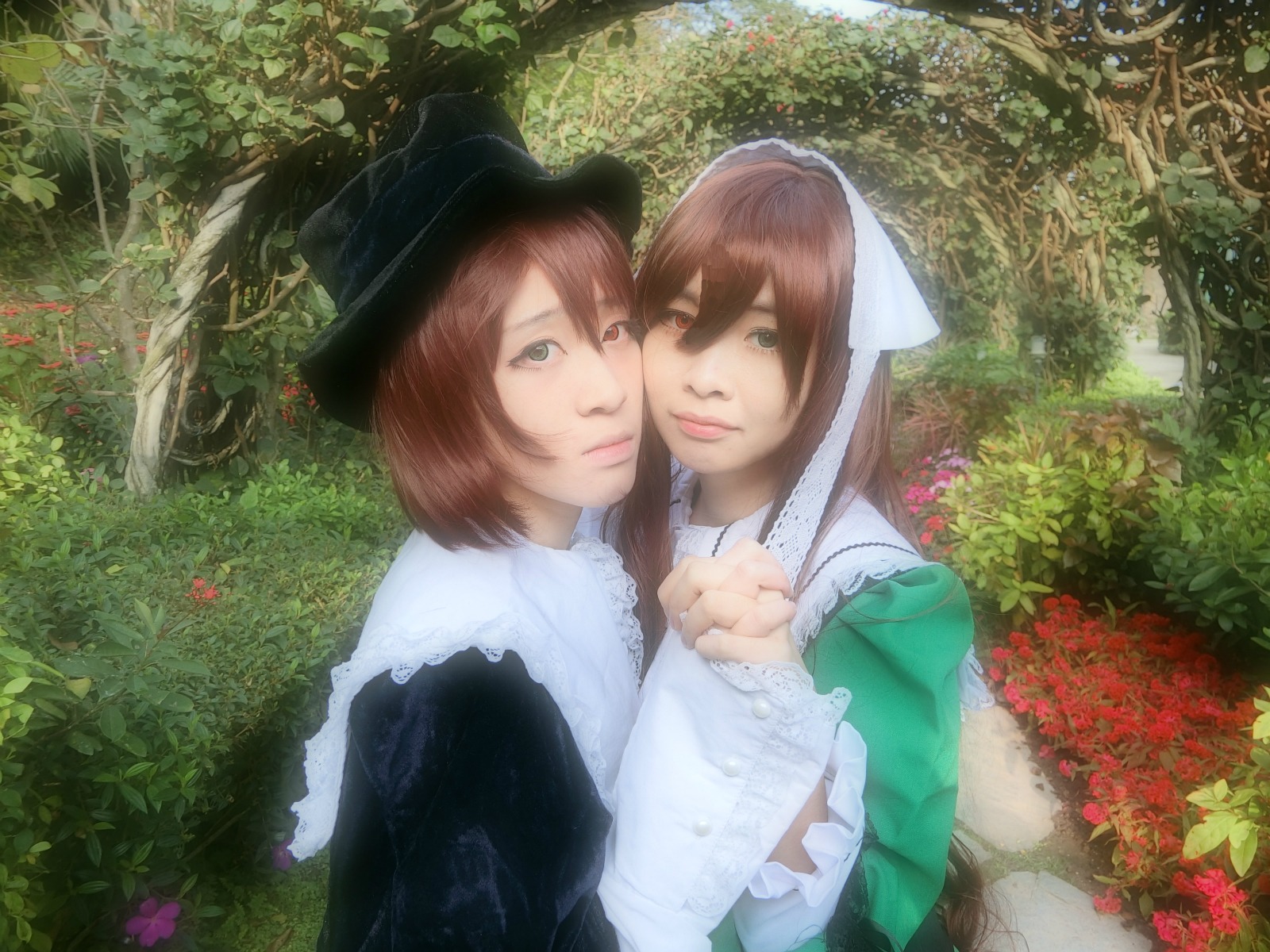 2girls brown_hair dress flower garden green_eyes hat head_scarf heterochromia holding_hands lips long_hair looking_at_viewer multiple_cosplay multiple_girls nature outdoors siblings sisters souseiseki suiseiseki tagme twins