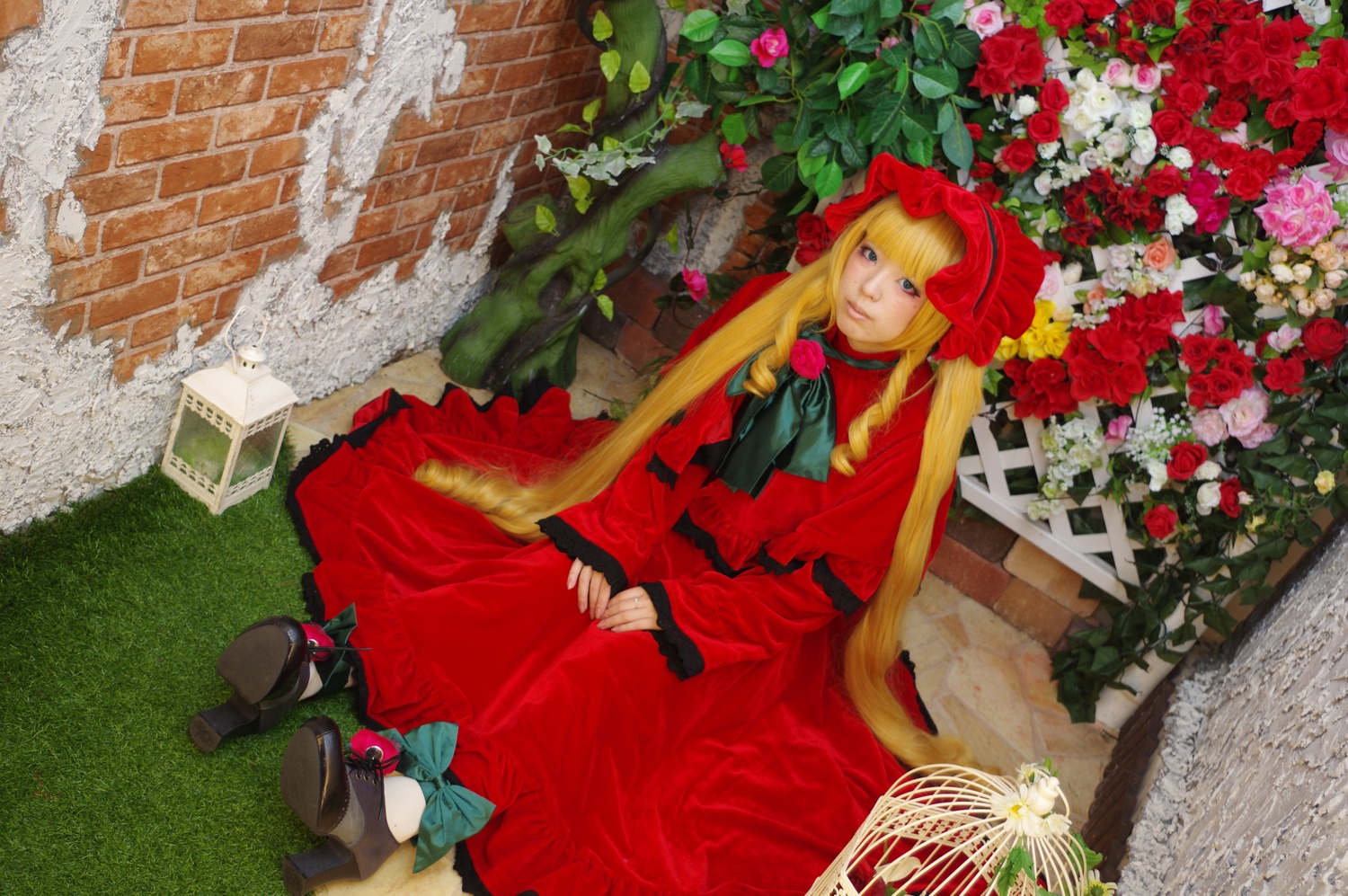 1girl blonde_hair blue_eyes bonnet bow dress flower long_hair red_dress red_flower red_rose rose shinku sitting solo very_long_hair
