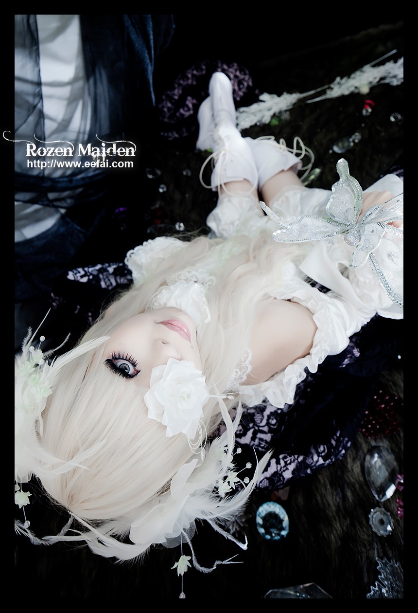 1girl blue_eyes gloves hair_over_one_eye kirakishou letterboxed lips looking_at_viewer makeup solo upper_body white_gloves
