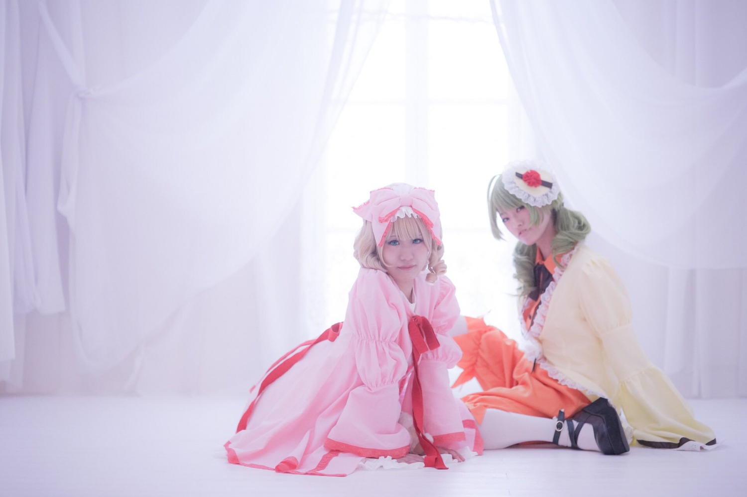 2girls blue_eyes curtains flower hair_flower hair_ornament japanese_clothes kimono multiple_cosplay multiple_girls sitting smile tagme wide_sleeves
