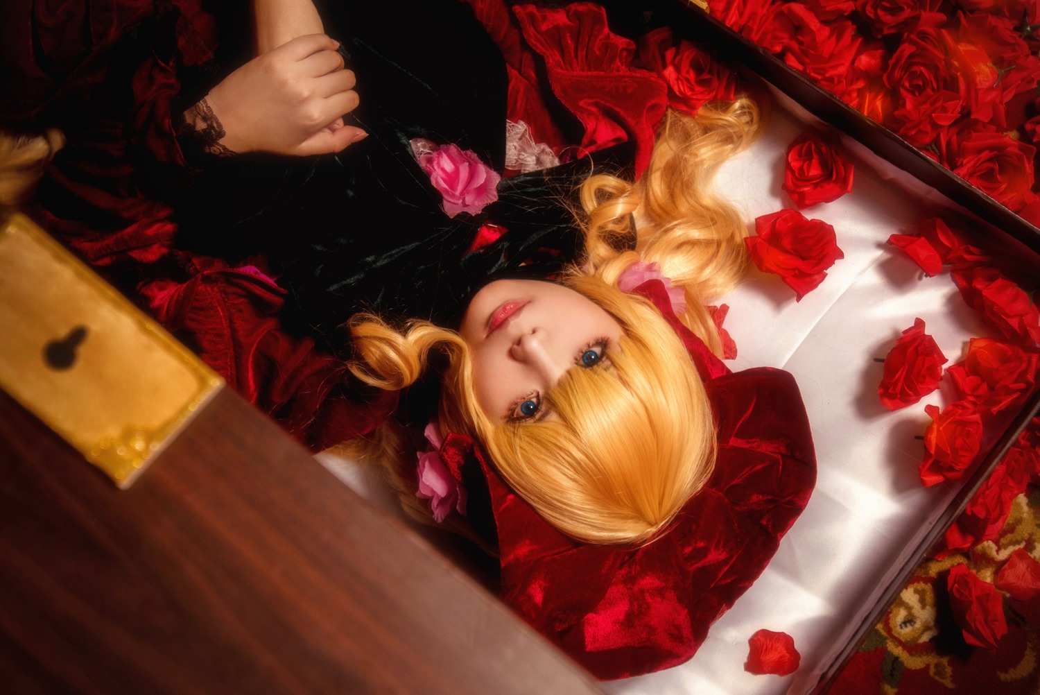1girl blonde_hair blue_eyes flower lips looking_at_viewer pink_rose red_flower red_rose rose shinku solo