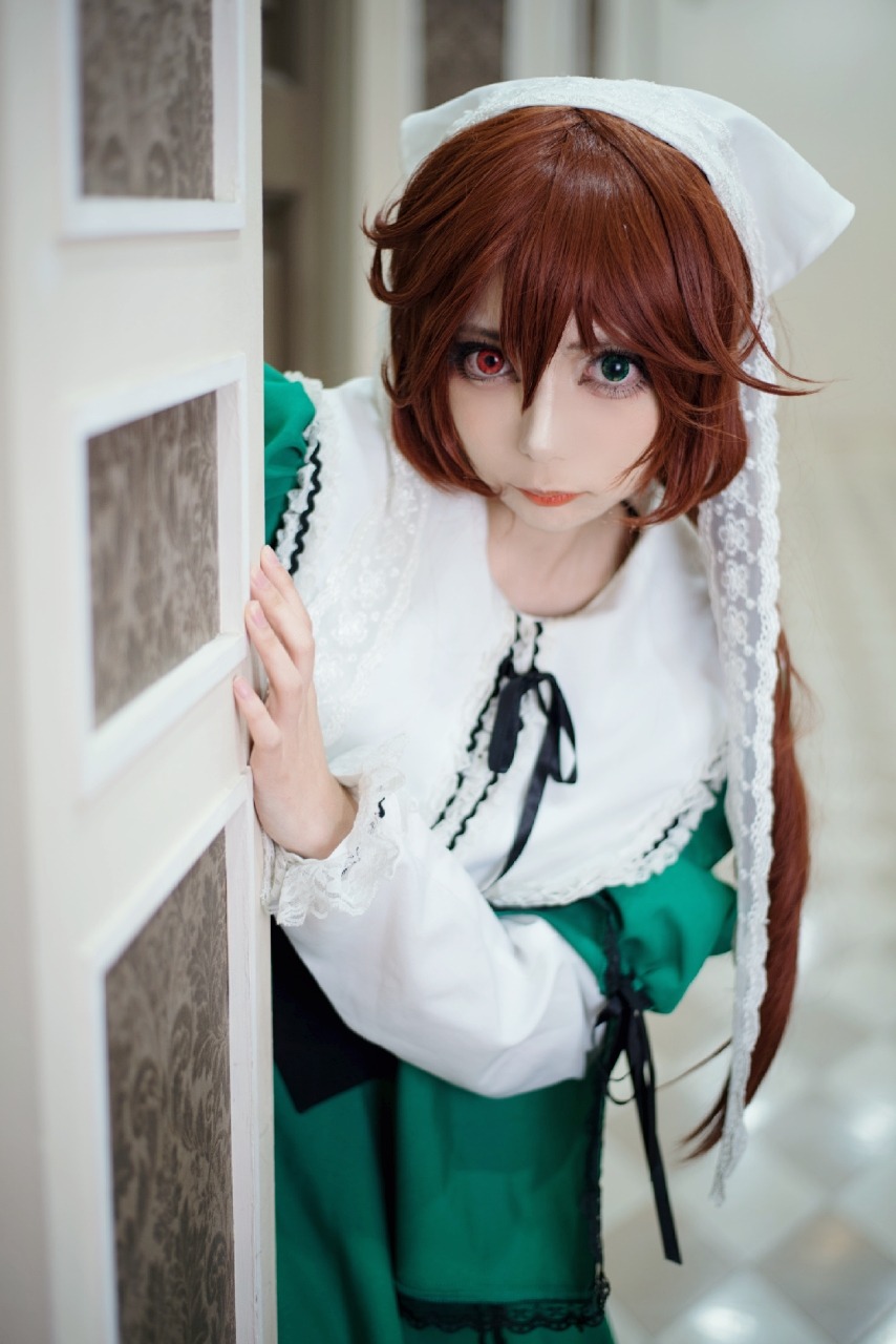 1girl blurry brown_hair depth_of_field dress frills green_dress green_eyes head_scarf heterochromia lips long_sleeves looking_at_viewer photo red_eyes ribbon short_hair solo suiseiseki