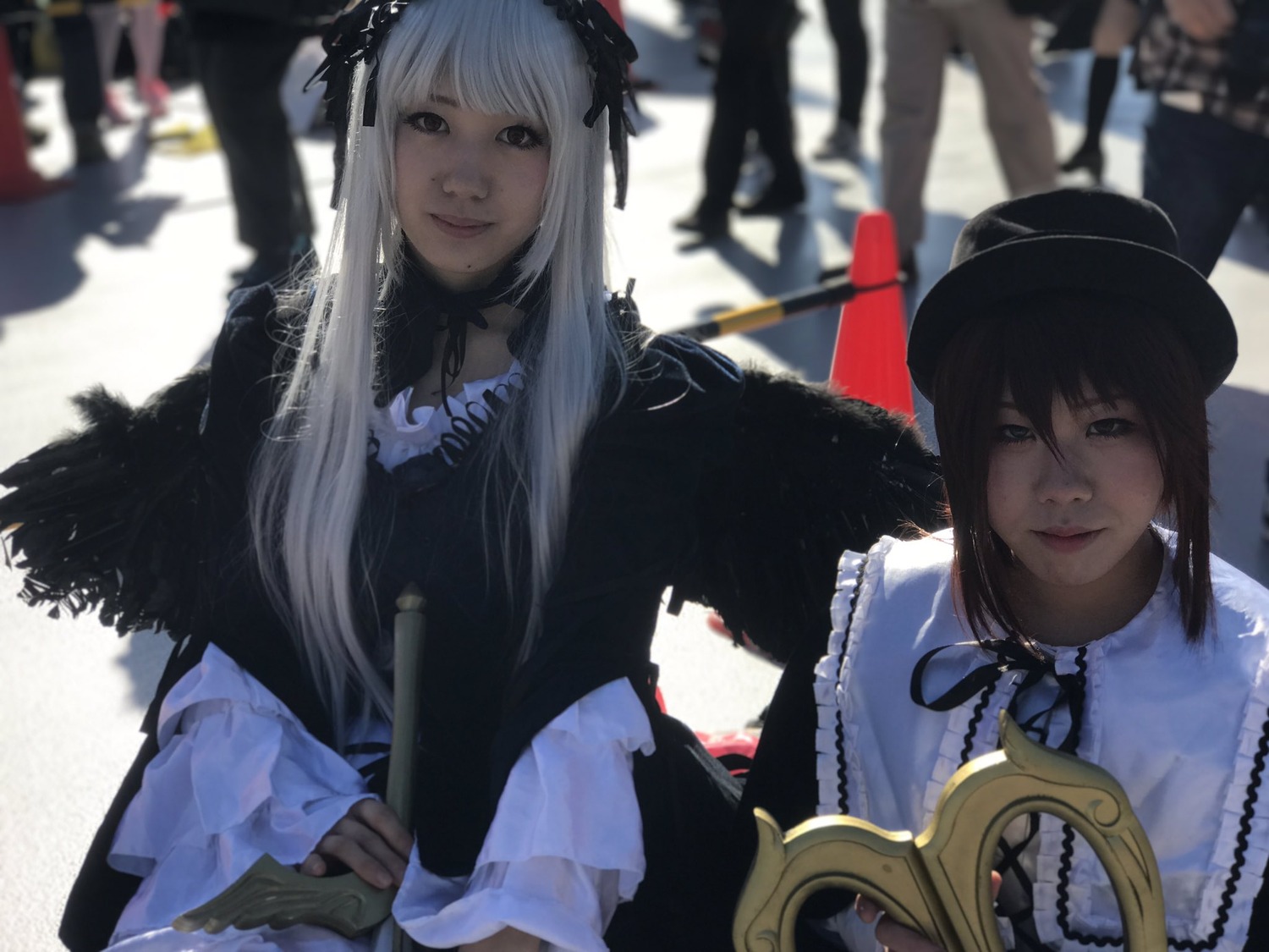 2girls blurry blurry_background blurry_foreground depth_of_field lips long_hair looking_at_viewer multiple_cosplay multiple_girls photo smile suigintou tagme upper_body