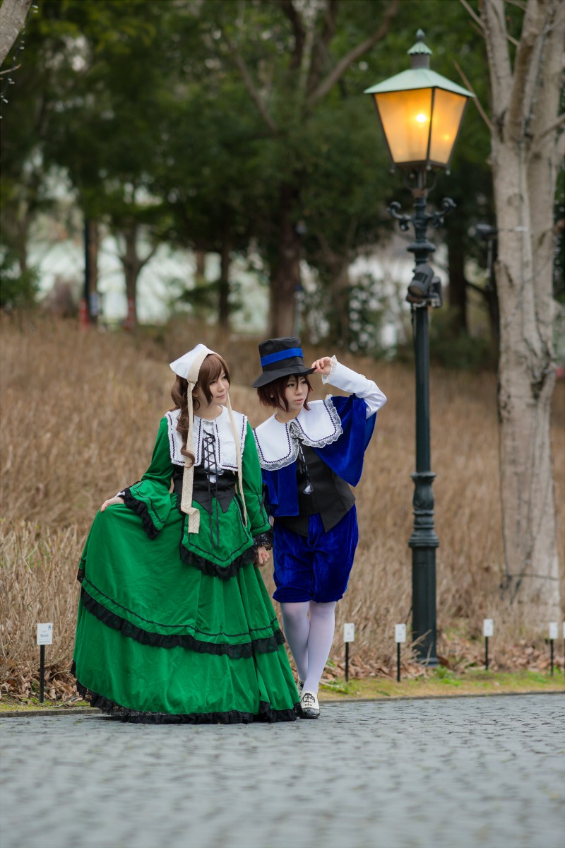 1boy 1girl 91076 blue_dress blurry blurry_foreground brown_hair closed_eyes depth_of_field dress grass hat long_sleeves multiple_cosplay outdoors tagme tree white_legwear