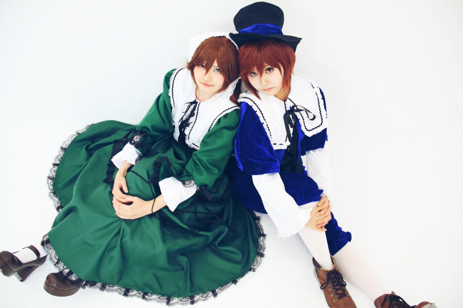 2boys bangs brown_hair dress frills green_dress hat holding_hands long_sleeves looking_at_viewer multiple_boys multiple_cosplay pantyhose ribbon shoes short_hair siblings sitting tagme twins white_legwear