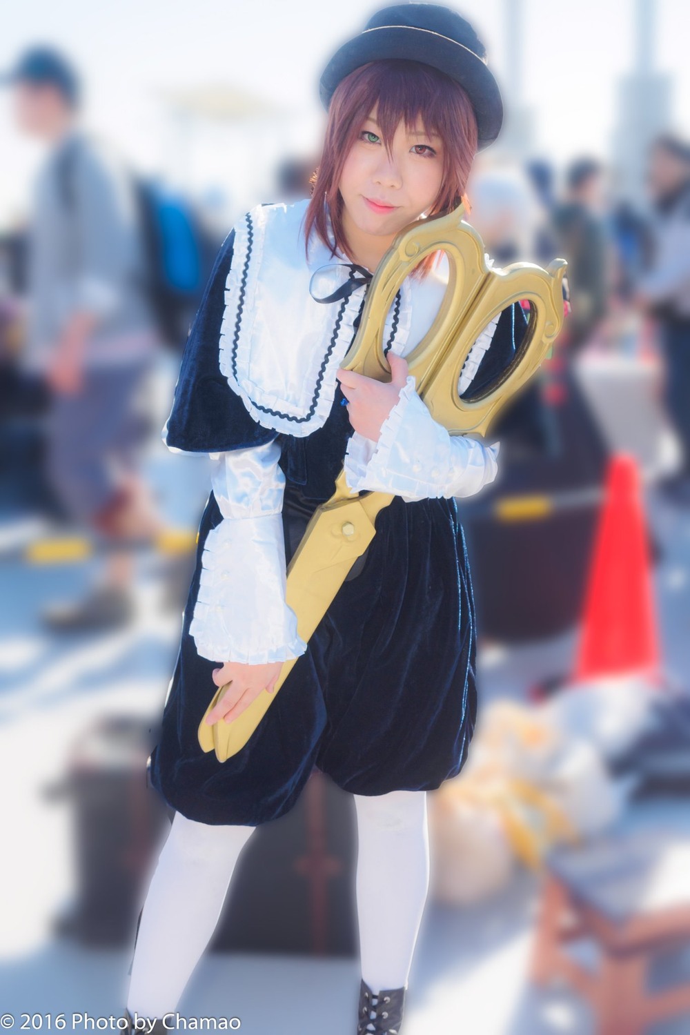 1girl 3d blurry blurry_background blurry_foreground brown_hair depth_of_field hat jewelry looking_at_viewer motion_blur photo solo solo_focus souseiseki standing watermark zoom_layer