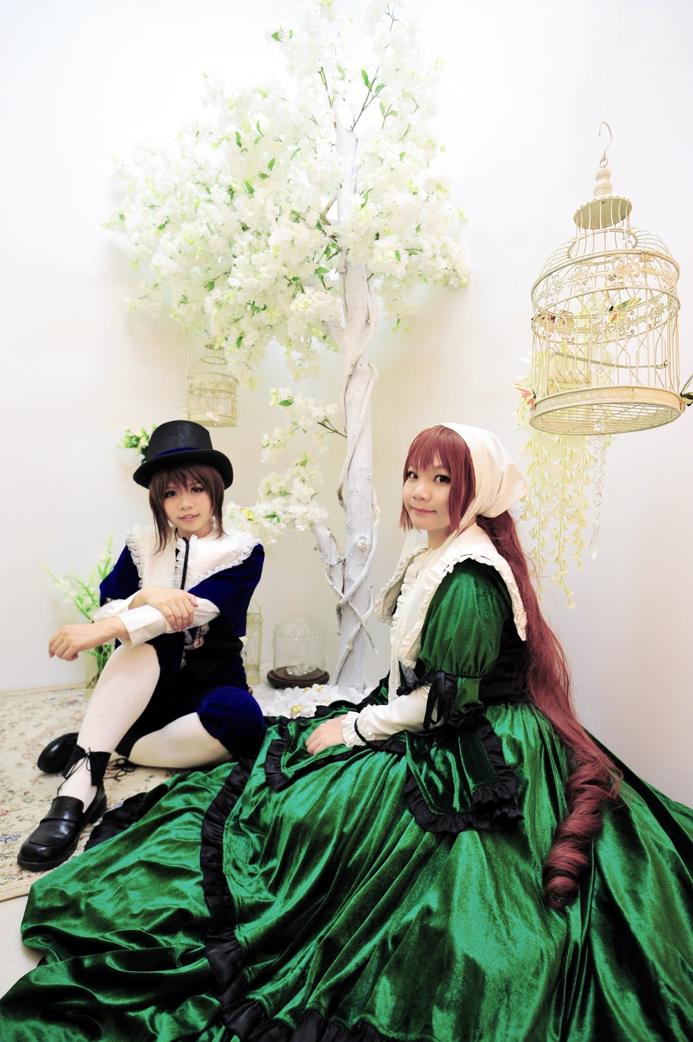 91076 brown_hair closed_eyes dress gloves green_dress hat multiple_cosplay multiple_girls short_hair sitting smile striped suiseiseki tagme top_hat