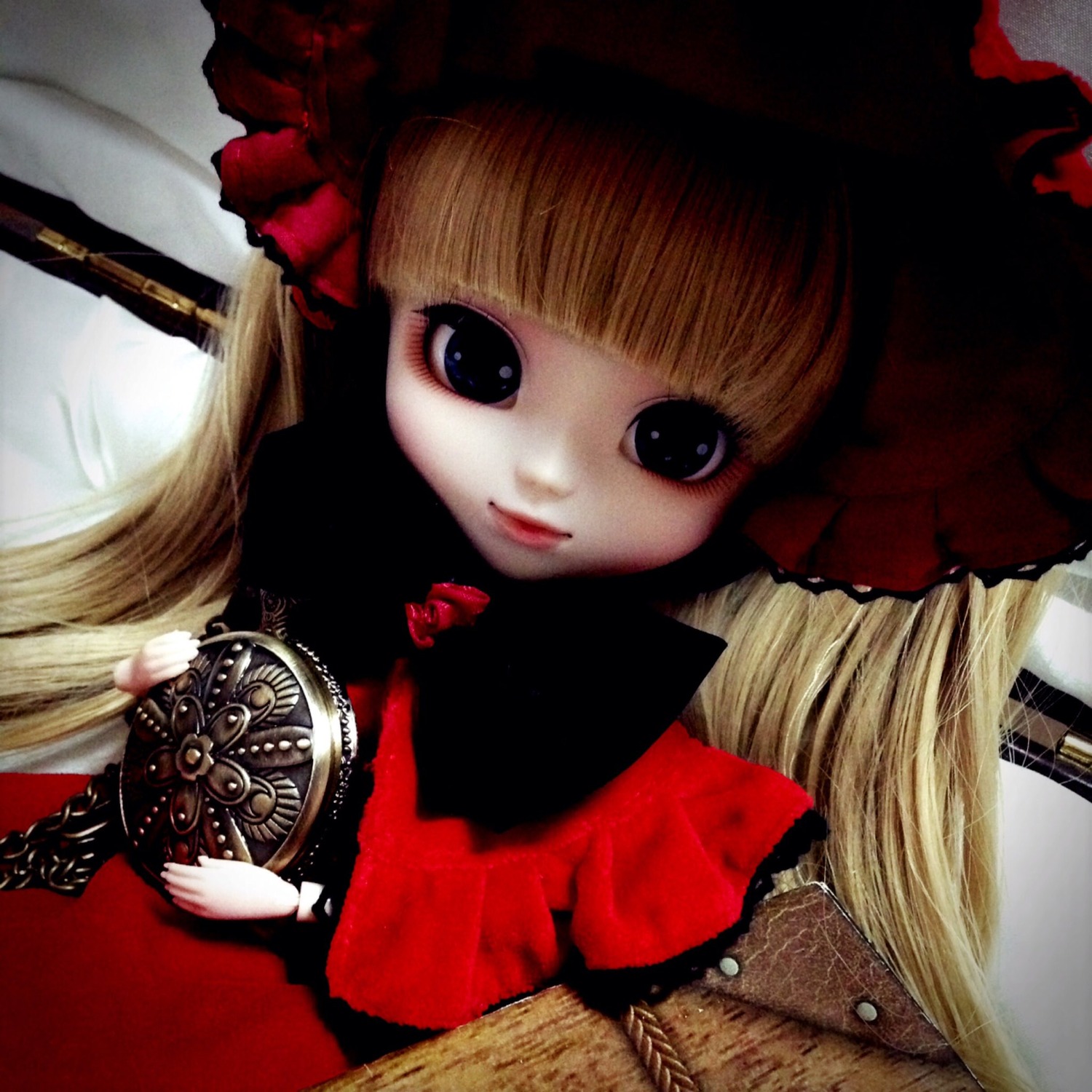 1girl bangs blonde_hair blue_eyes blunt_bangs bonnet bow doll flower hat lips long_hair looking_at_viewer rose shinku smile solo upper_body