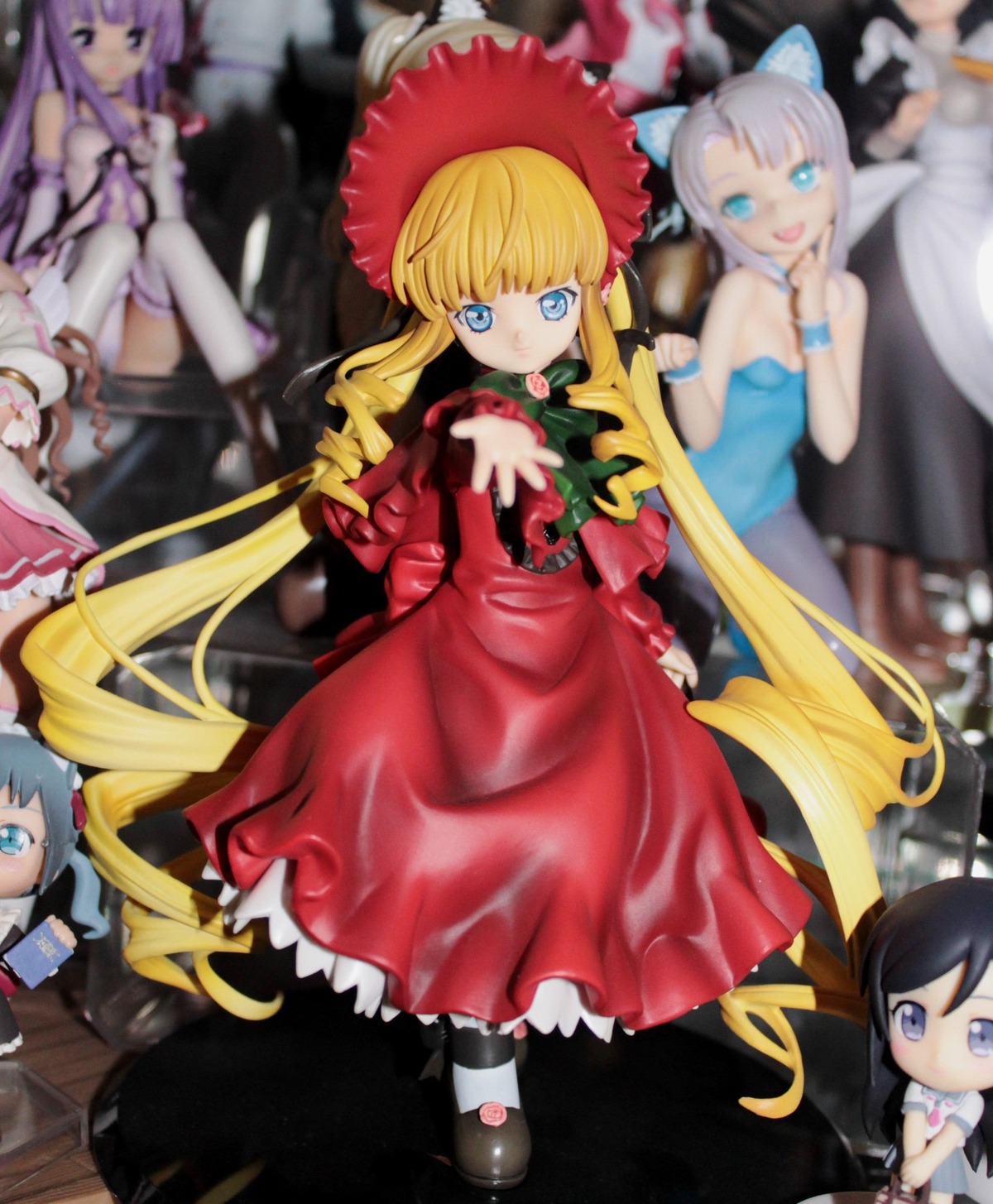 blonde_hair blue_eyes blurry blurry_background blurry_foreground bow depth_of_field doll dress figure long_hair motion_blur multiple_girls photo shinku silver_hair sitting solo