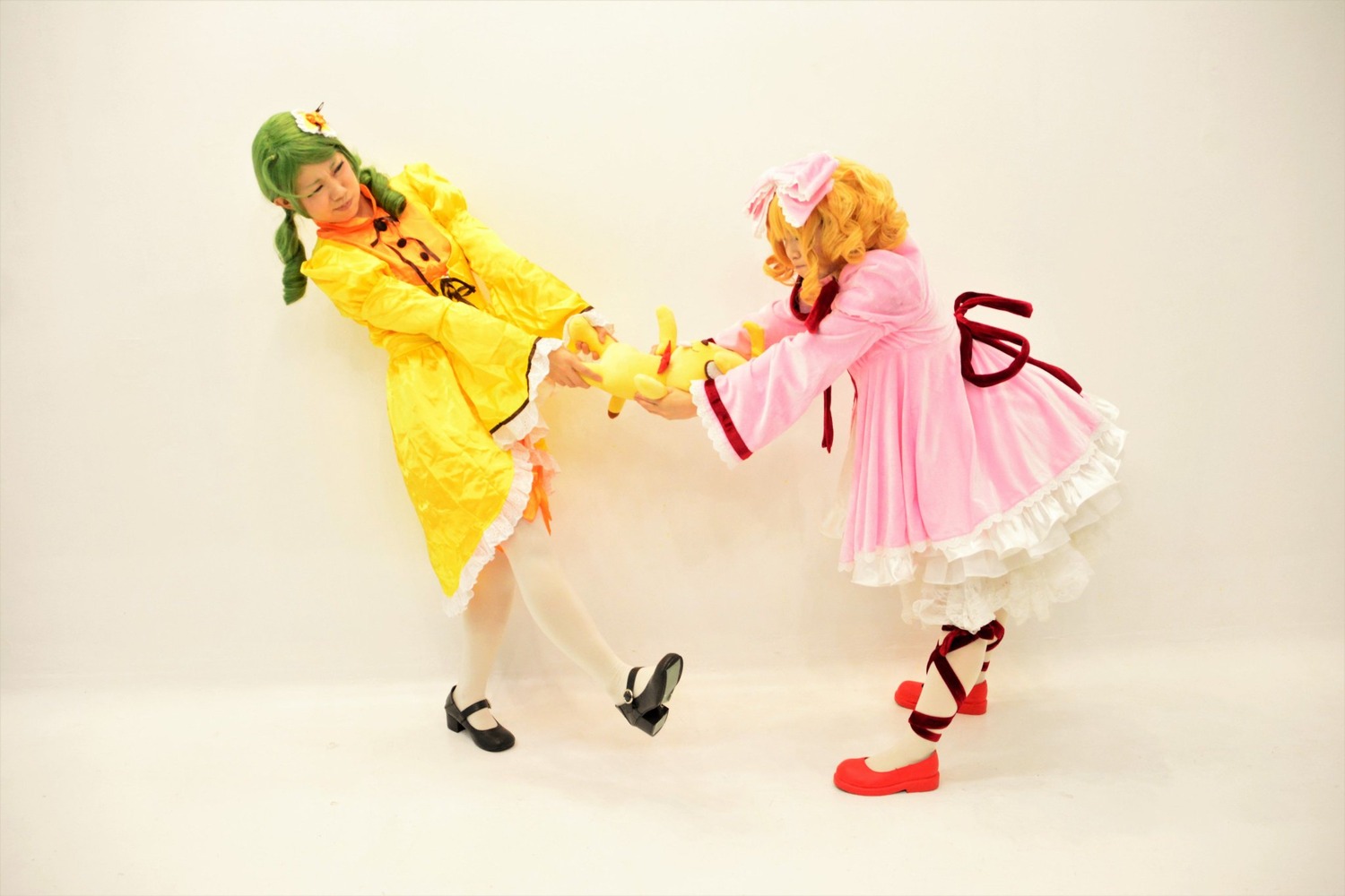 2girls blonde_hair braid closed_eyes dress high_heels japanese_clothes kimono long_hair multiple_cosplay multiple_girls shoes striped tagme twin_braids vertical_stripes wide_sleeves